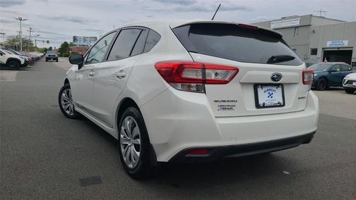 Crystal White Pearl 2019 Subaru Impreza 2.0i