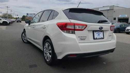 Crystal White Pearl 2019 Subaru Impreza 2.0i
