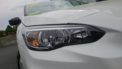 Crystal White Pearl 2019 Subaru Impreza 2.0i