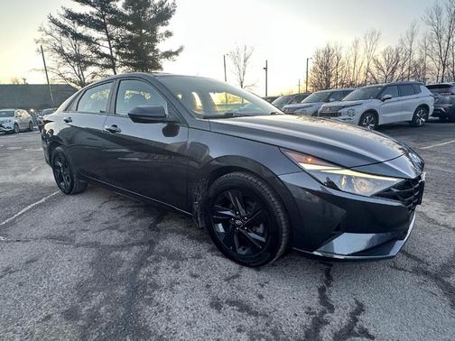 2022 Hyundai ELANTRA SEL