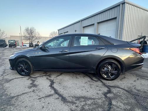 2022 Hyundai ELANTRA SEL