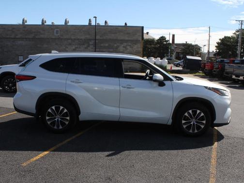 Wind Chill Pearl 2022 Toyota Highlander XLE
