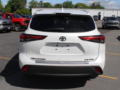 Wind Chill Pearl 2022 Toyota Highlander XLE