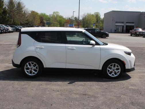 Snow White Pearl 2023 Kia Soul LX