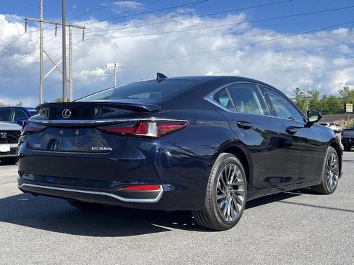 Matador Red Mica 2025 Lexus ES 300h Luxury