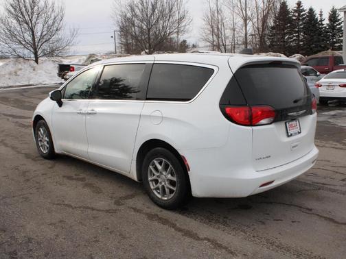 2022 Chrysler Voyager LX