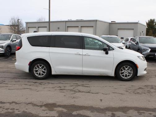 2022 Chrysler Voyager LX