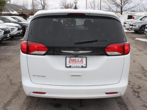 2022 Chrysler Voyager LX