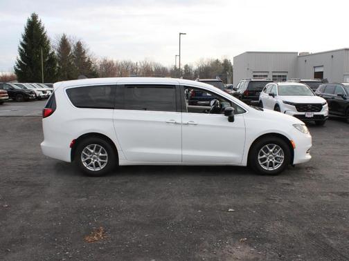 2022 Chrysler Voyager LX
