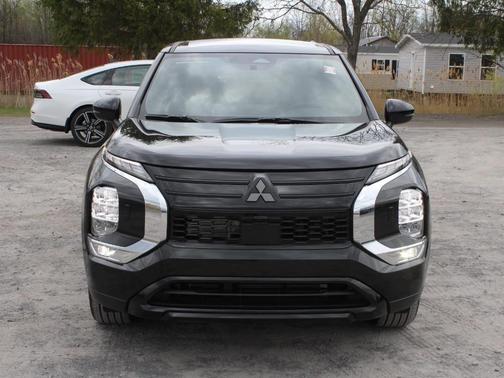 Black Diamond 2026 Mitsubishi Outlander LE