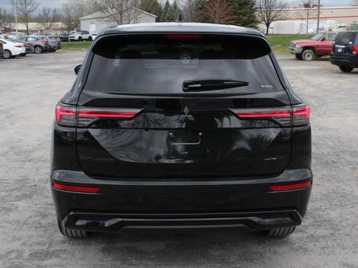 Black Diamond 2026 Mitsubishi Outlander LE