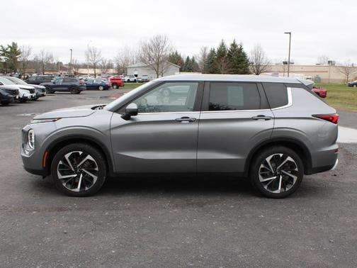 Mercury Gray Metallic 2022 Mitsubishi Outlander SE