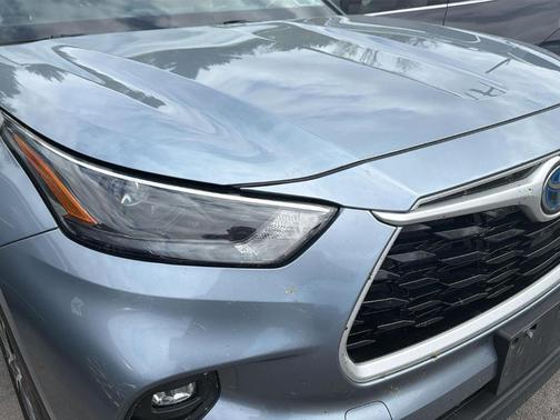 Moon Dust 2022 Toyota Highlander Hybrid XLE