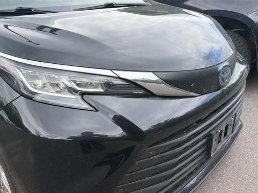 Midnight Black Metallic 2022 Toyota Sienna LE