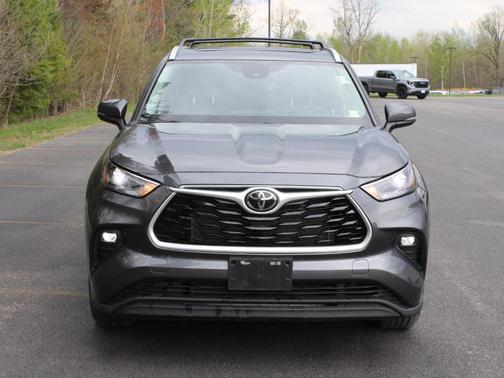 Magnetic Gray Metallic 2023 Toyota Highlander XLE