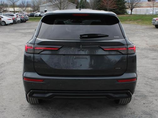 Graphite Gray 2026 Mitsubishi Outlander LE