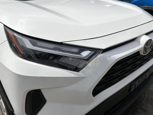 Ice 2023 Toyota RAV4 LE