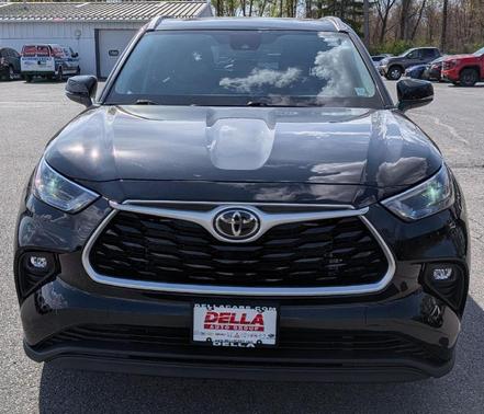 Midnight Black Metallic 2022 Toyota Highlander XLE