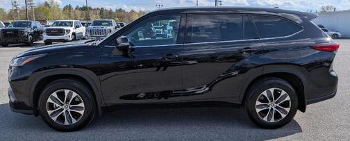 Midnight Black Metallic 2022 Toyota Highlander XLE