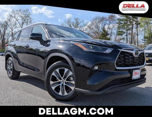 Midnight Black Metallic 2022 Toyota Highlander XLE