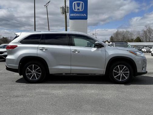 Celestial Silver Metallic 2018 Toyota Highlander XLE