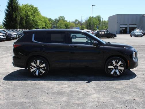 Black 2025 Mitsubishi Outlander SE
