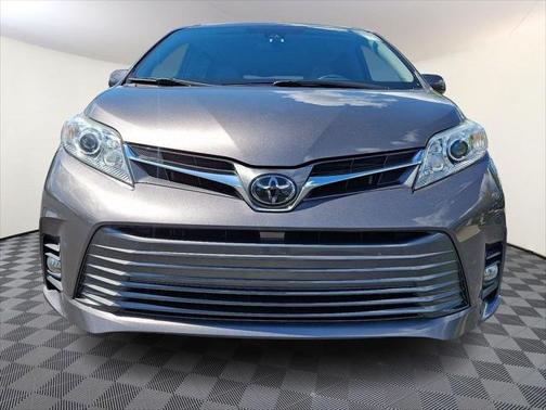 2020 Toyota Sienna XLE