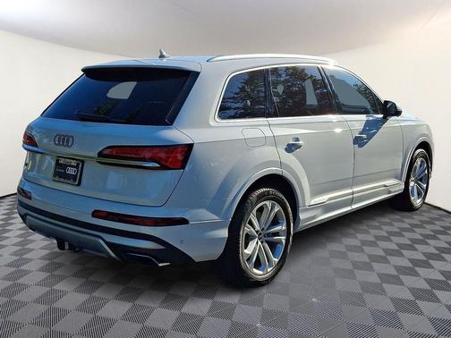 Glacier White Metallic 2025 Audi Q7 55 Premium Plus