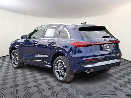 Navarra Blue Metallic 2026 Audi Q5 Premium TFSI quattro S tronic