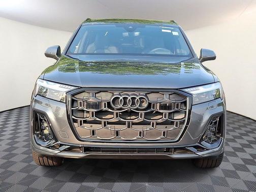 Daytona Gray Pearl Effect 2026 Audi Q7 55 Prestige
