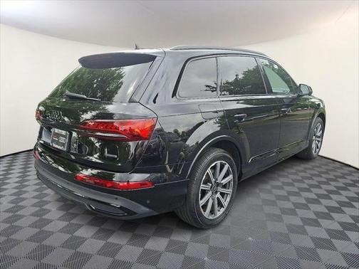 2022 Audi Q7 45 Premium Plus