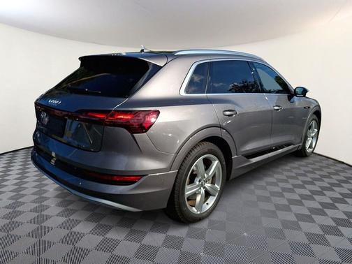 2019 Audi e-tron Premium Plus