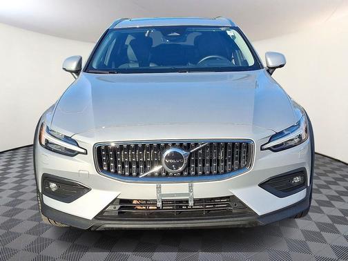 2025 Volvo V60 Cross Country Plus, B5 AWD Gas (mild hybrid)