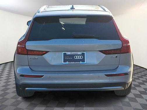 2025 Volvo V60 Cross Country Plus, B5 AWD Gas (mild hybrid)