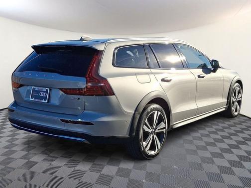 2025 Volvo V60 Cross Country Plus, B5 AWD Gas (mild hybrid)