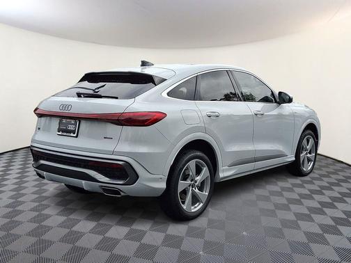 Glacier White Metallic 2026 Audi Q5 Sportback Premium Plus TFSI quattro S tronic