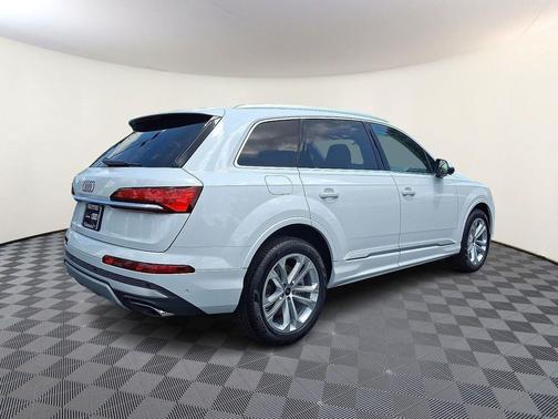 2025 Audi Q7 45 Premium Plus