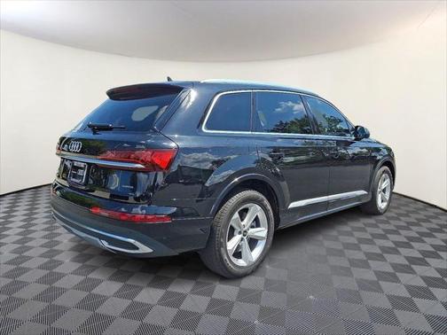 2023 Audi Q7 45 Premium Plus