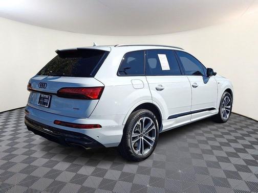 Glacier White Metallic 2026 Audi Q7 55 Premium