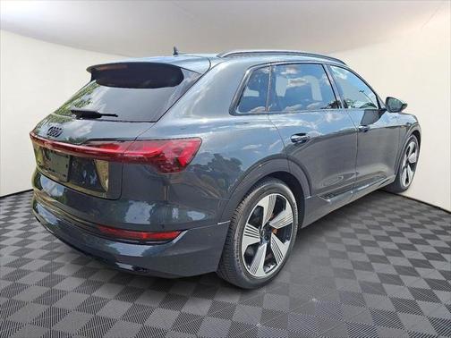2022 Audi e-tron Premium Plus