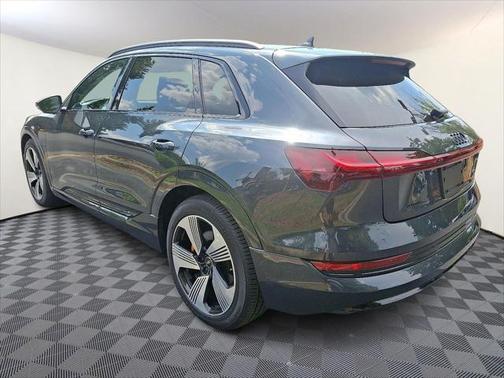 2022 Audi e-tron Premium Plus