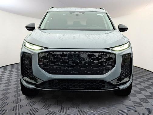 Arrow Gray Pearl Effect 2026 Audi Q3 TFSI quattro S tronic