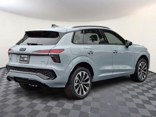 Arrow Gray Pearl Effect 2026 Audi Q3 TFSI quattro S tronic