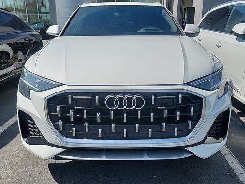 Glacier White Metallic 2024 Audi Q8 55 Prestige