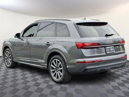 Samurai Gray Metallic 2023 Audi Q7 45 Premium Plus