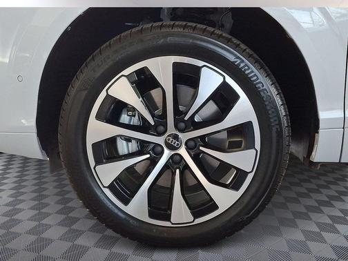 Glacier White Metallic 2026 Audi Q3 S line