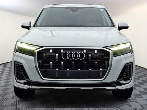 Glacier White Metallic 2025 Audi Q7 55 Premium Plus