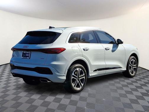 Glacier White Metallic 2025 Audi Q5 Premium TFSI quattro S tronic
