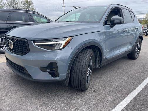 Thunder Grey Metallic 2023 Volvo XC40 B5 Plus Dark Theme