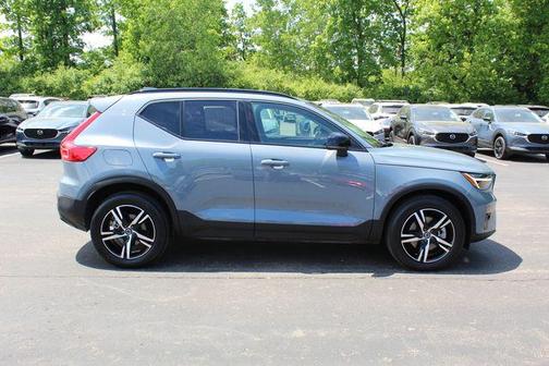 Thunder Grey Metallic 2023 Volvo XC40 B5 Plus Dark Theme